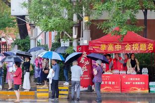 穆勒晒与妻子圣诞树前合照：祝大家圣诞快乐！